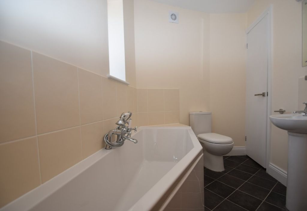 Property photo 3 of 7 Bathroom