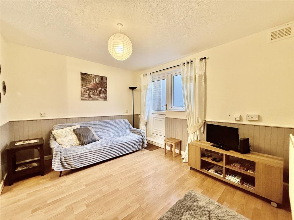 Property photo 3 of 14 Lounge