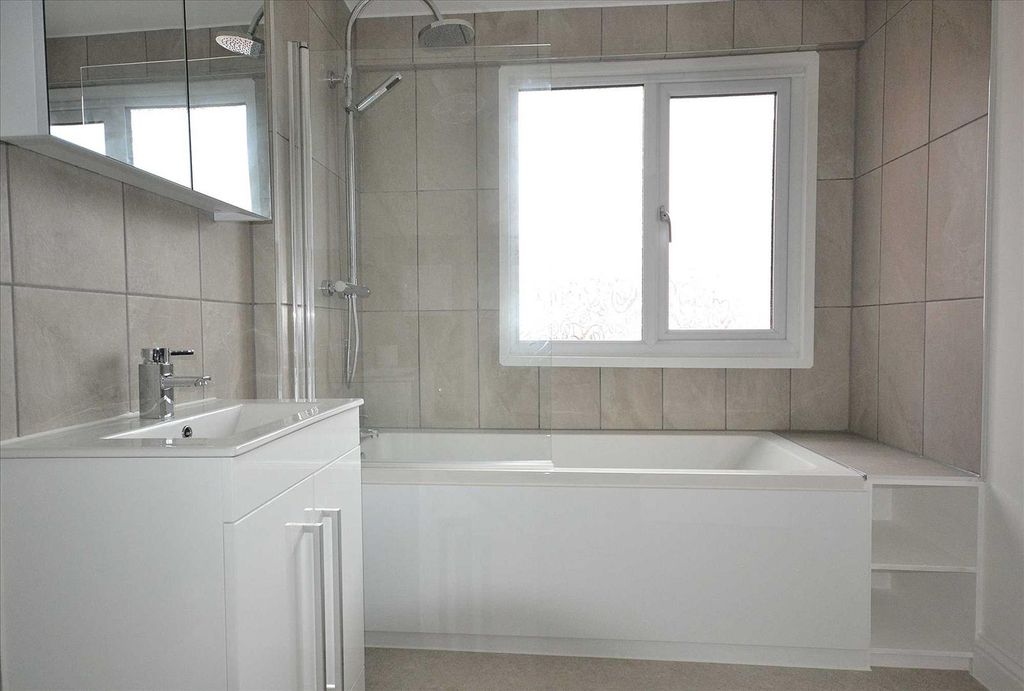 Property photo 3 of 17 Bathroom