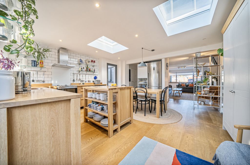 Property photo 2 of 29 1383996-24-692716...