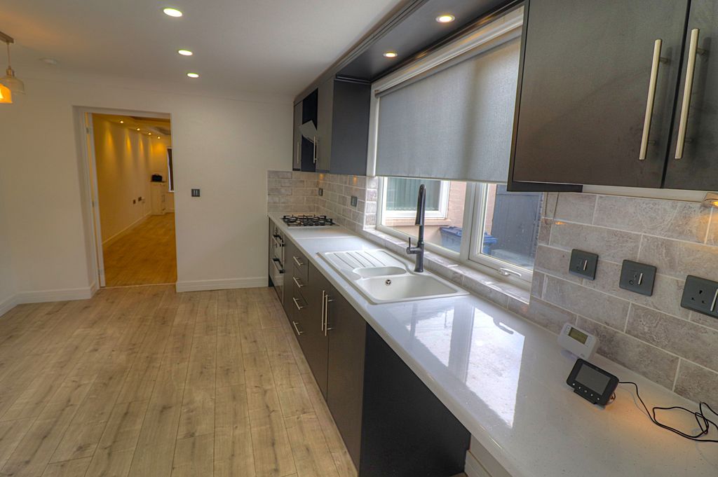 Property photo 3 of 11 Kitchen 2