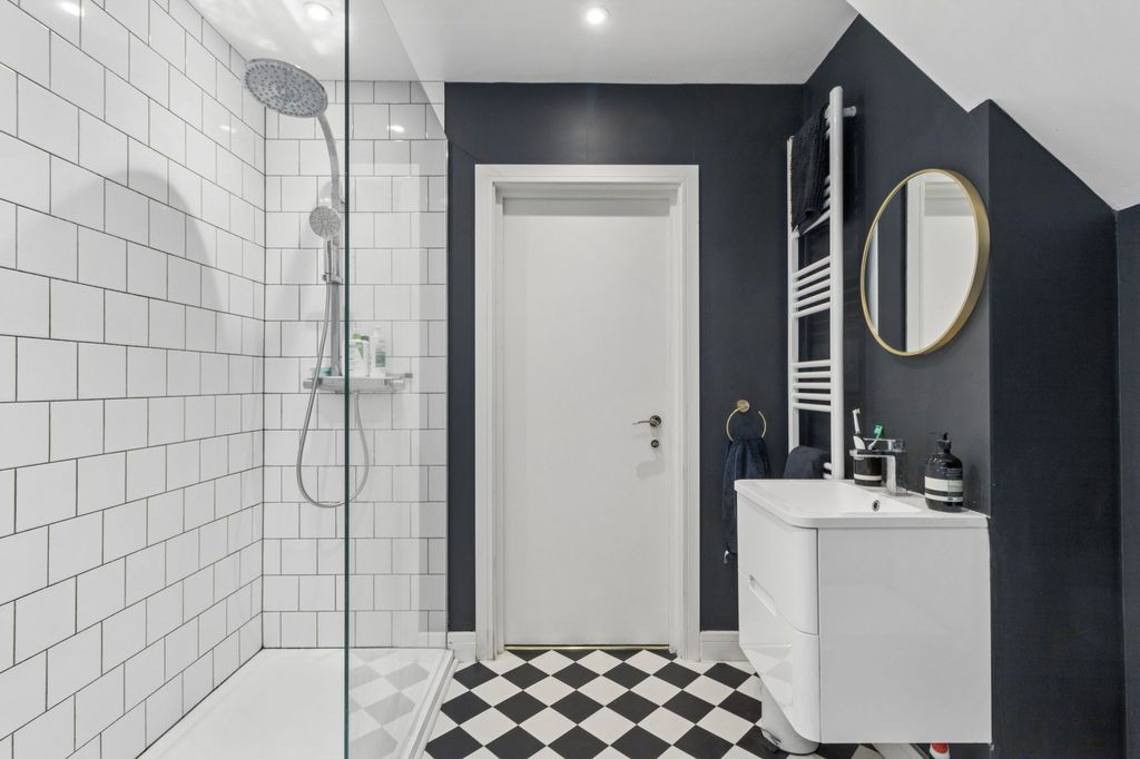 Property photo 2 of 27