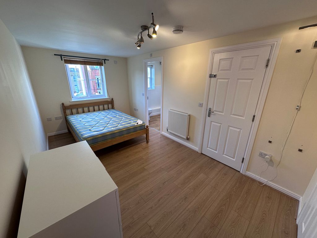 Property photo 2 of 12 Bedroom