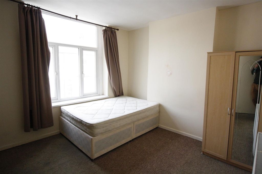 Property photo 2 of 5 Room5.Jpg