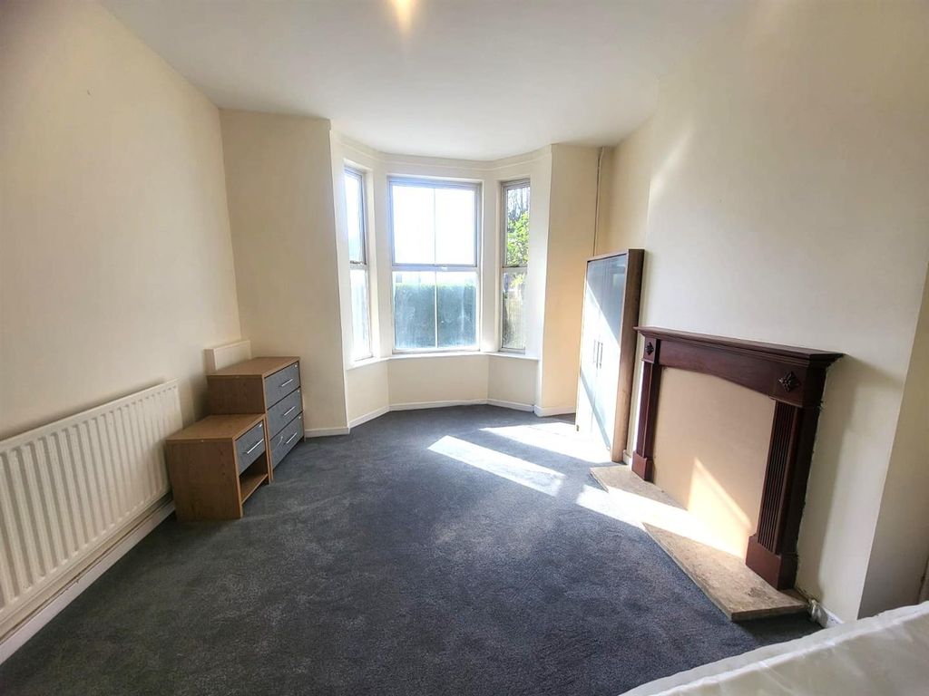 Property photo 3 of 10 Room Pic 2