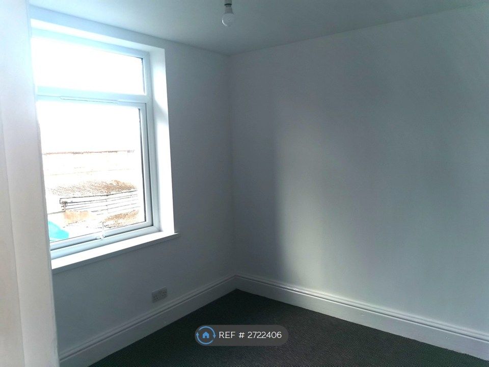 Property photo 2 of 5 Studio Living & Sleeping Space