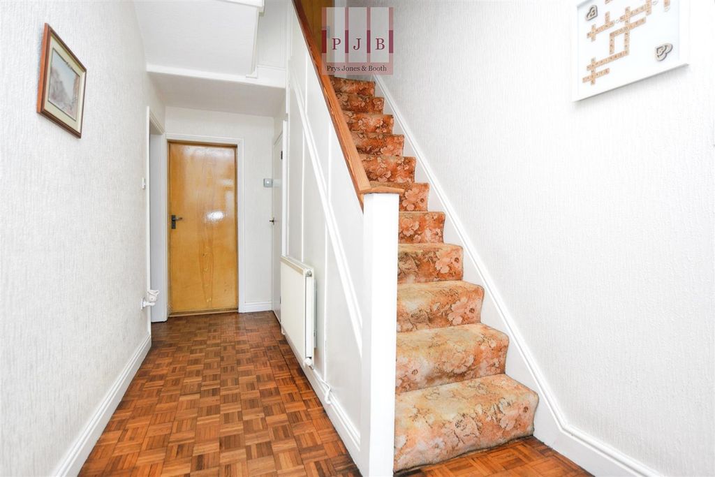 Property photo 2 of 20 Hall.Jpg