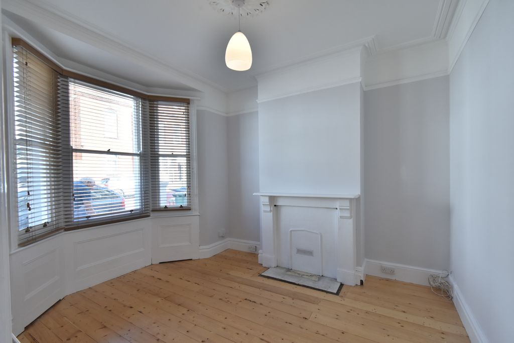 Property photo 3 of 11 Living Room