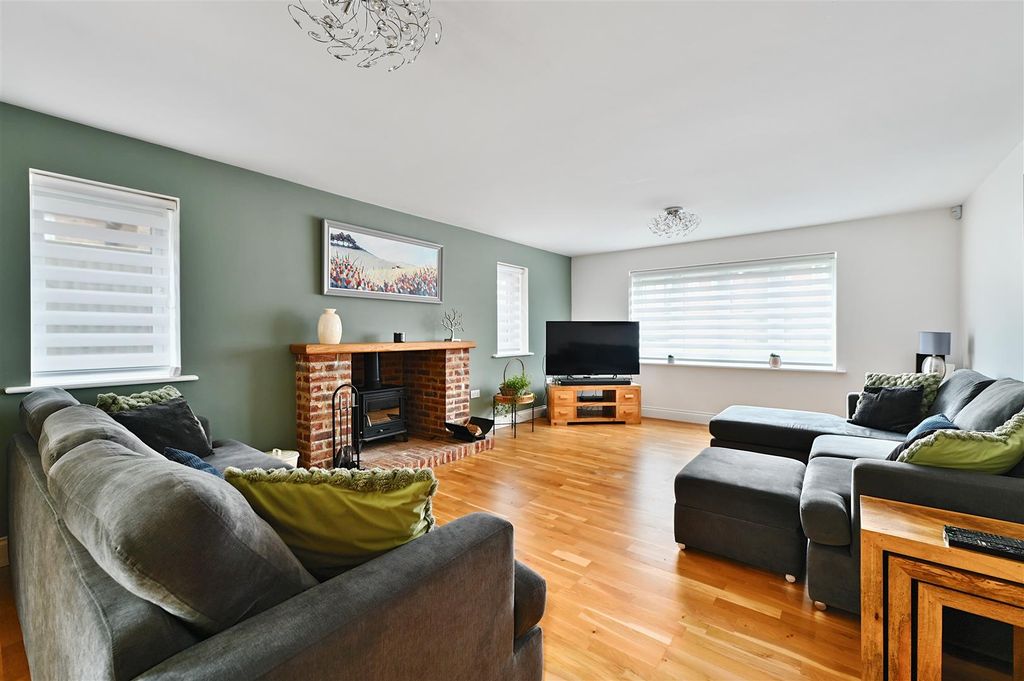 Property photo 3 of 34 4 Hirst Gardens Tn35 (12).Jpg
