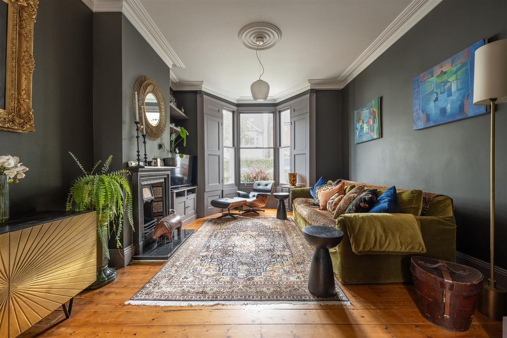 Property photo 2 of 43 Cranmer Road, E7