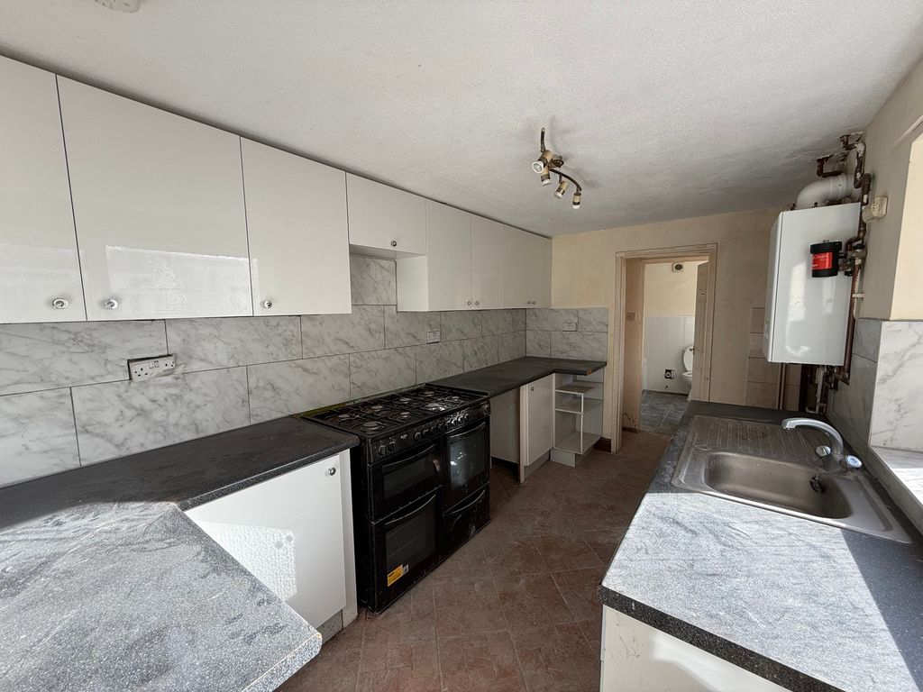 Property photo 2 of 8 Kitchen