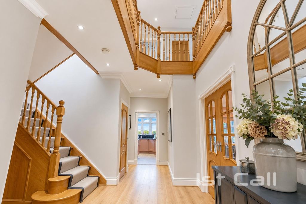 Property photo 2 of 29 Large Entrance Hall