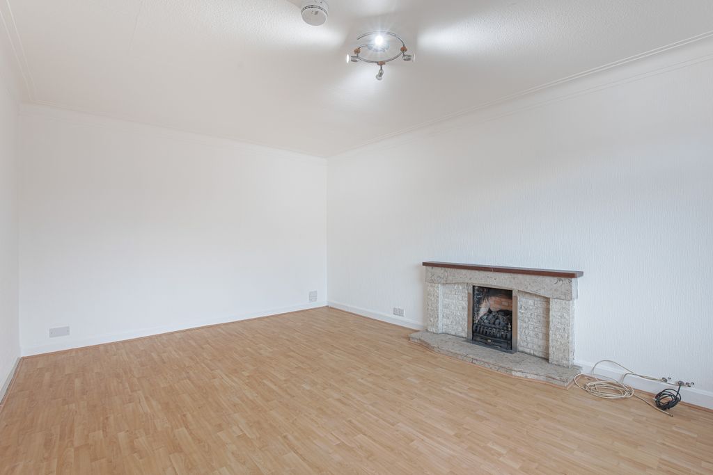 Property photo 2 of 18 Livingangle1