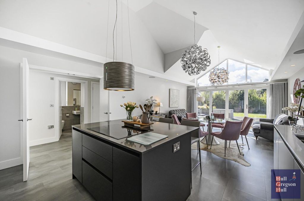 Property photo 2 of 23 935Ca3Ec-3579-4403-9c14-70A538A6c1Bd.Jpg