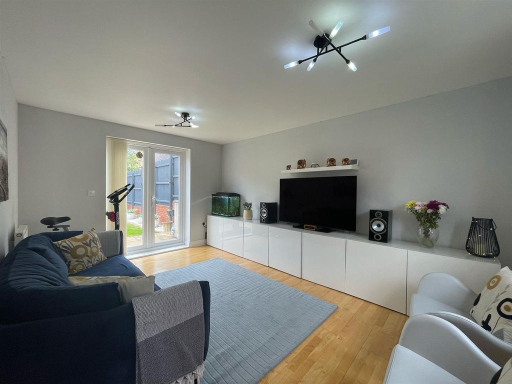Property photo 2 of 16 Lounge
