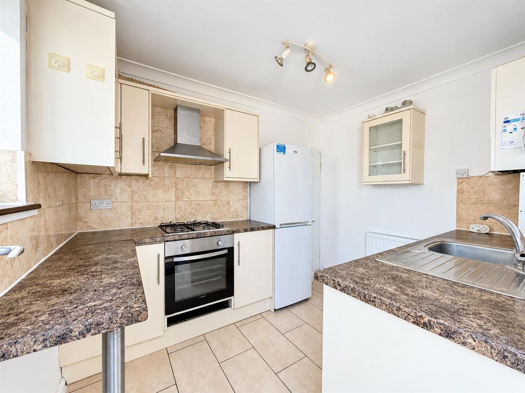 Property photo 3 of 8 Kitchen