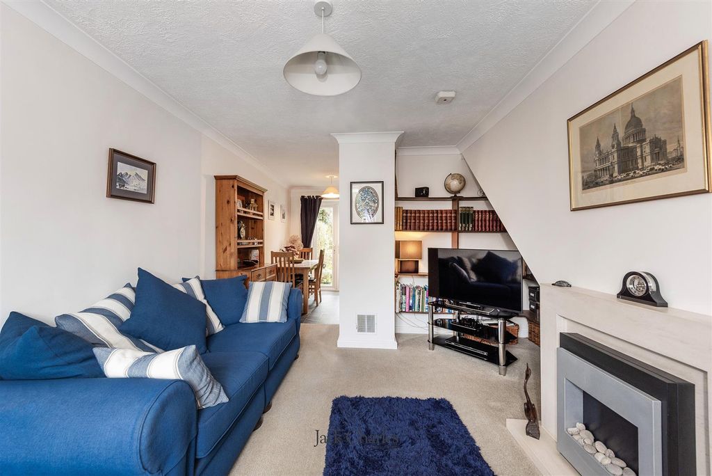 Property photo 2 of 12 118 Douglas Rd, Tn9 2Ue 002.Jpg