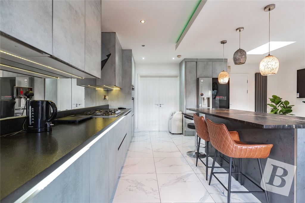 Property photo 3 of 40 Kitchen