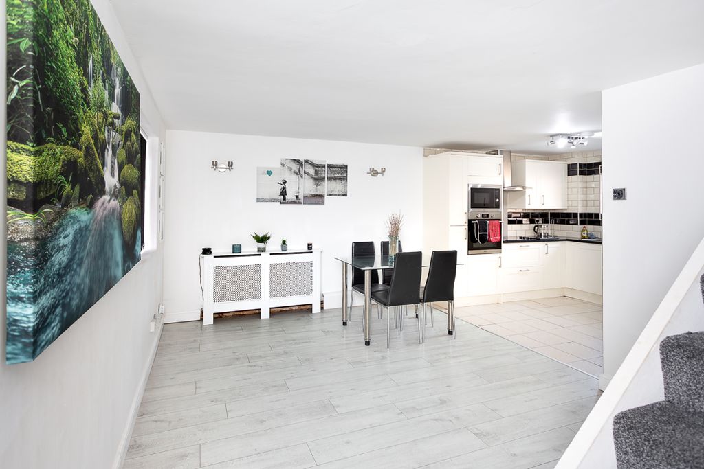 Property photo 2 of 33 42-Buckerills-Pitsea-3