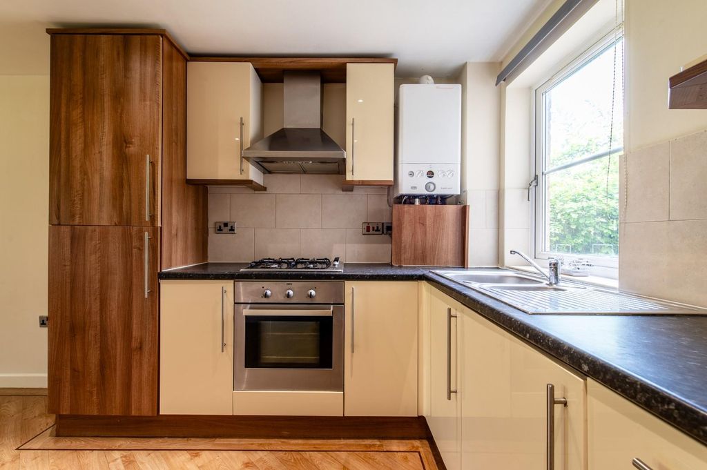 Property photo 3 of 11 Kitchen