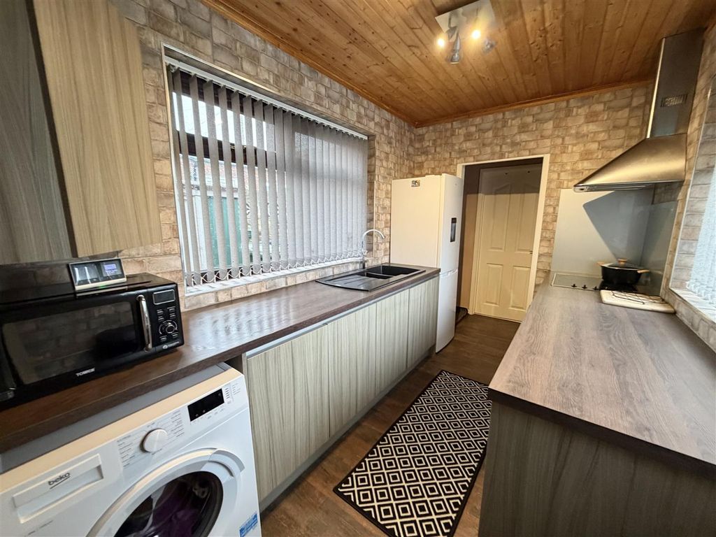 Property photo 3 of 11 Kitchen