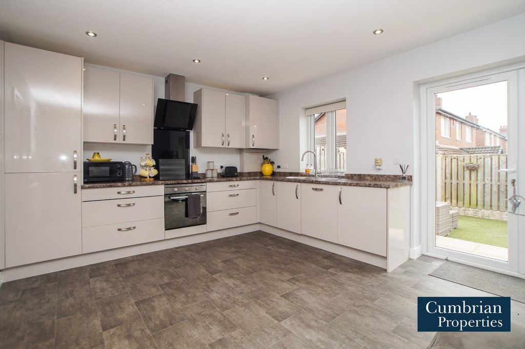 Property photo 2 of 17 Dining Kitchen