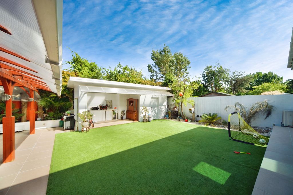 Property photo 2 of 20