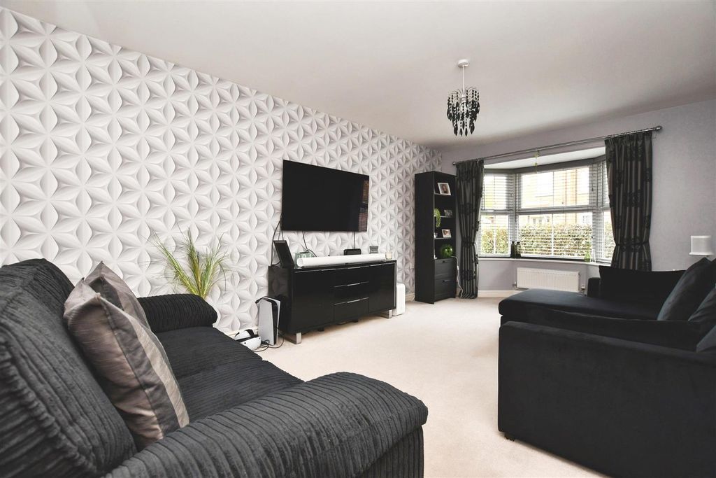 Property photo 2 of 30 Lounge