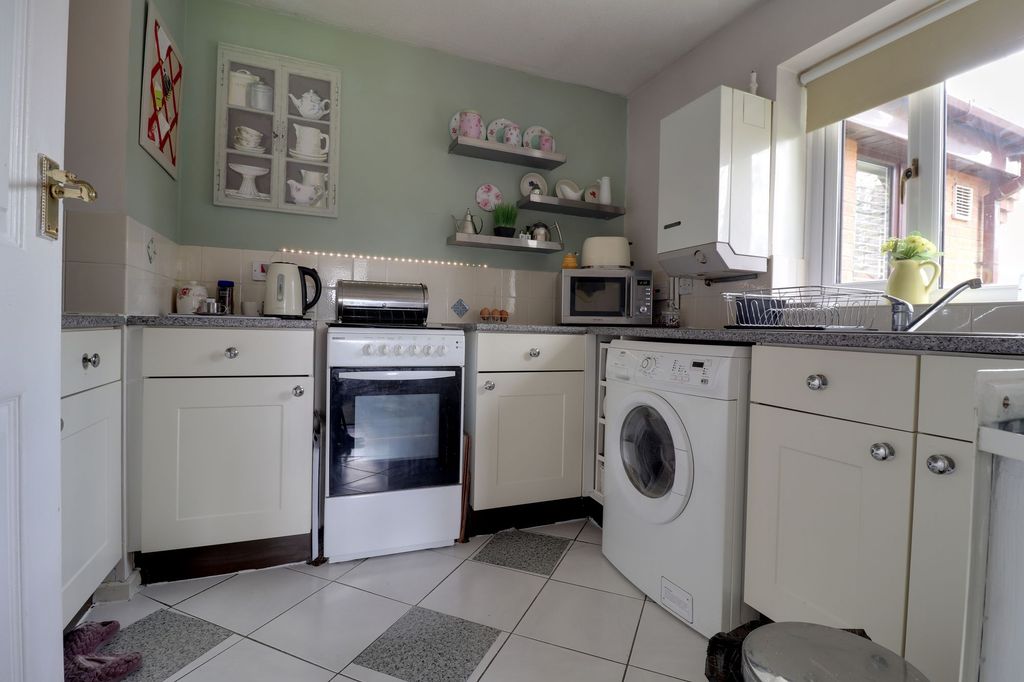 Property photo 3 of 9 Kitchen