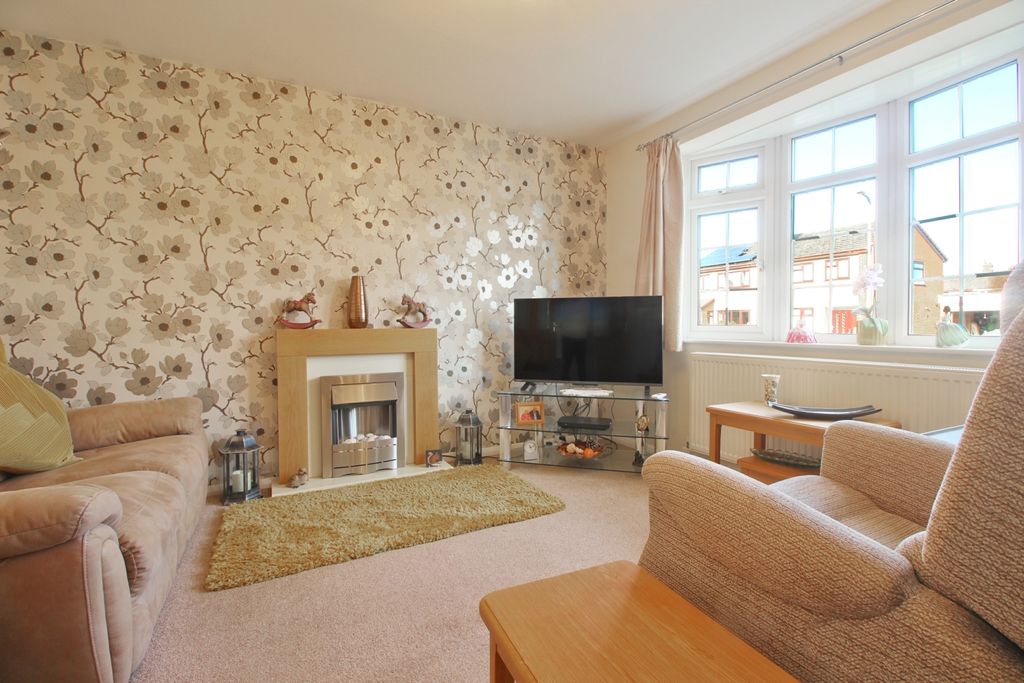 Property photo 3 of 16 Lounge