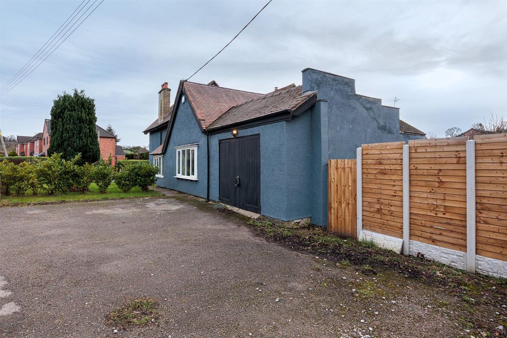 Property photo 2 of 17 Driveway And Garage