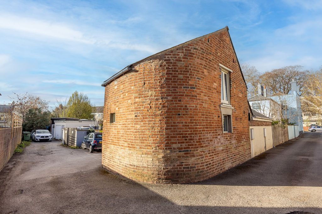 Property photo 2 of 17 Picture No. 40