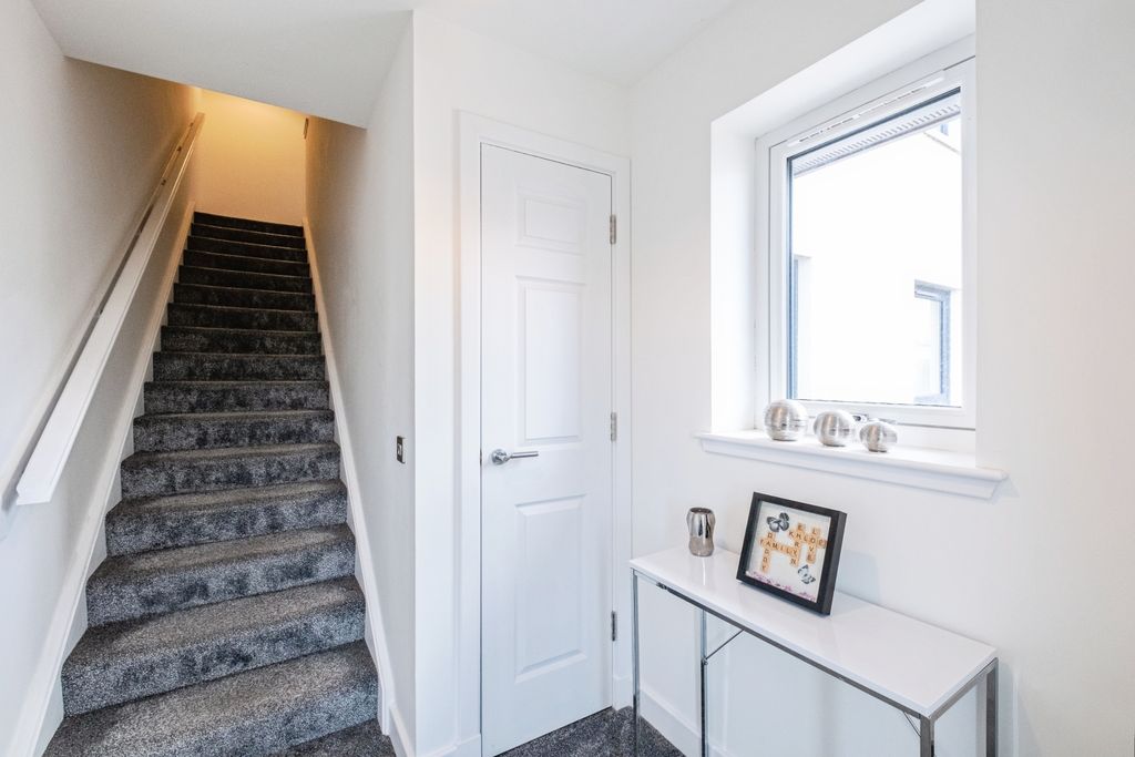 Property photo 3 of 16 Staircase