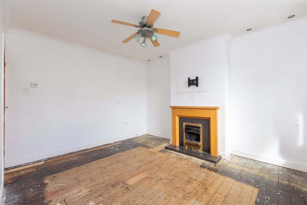 Property photo 3 of 12 6 Montrose Avenue-9.Jpg