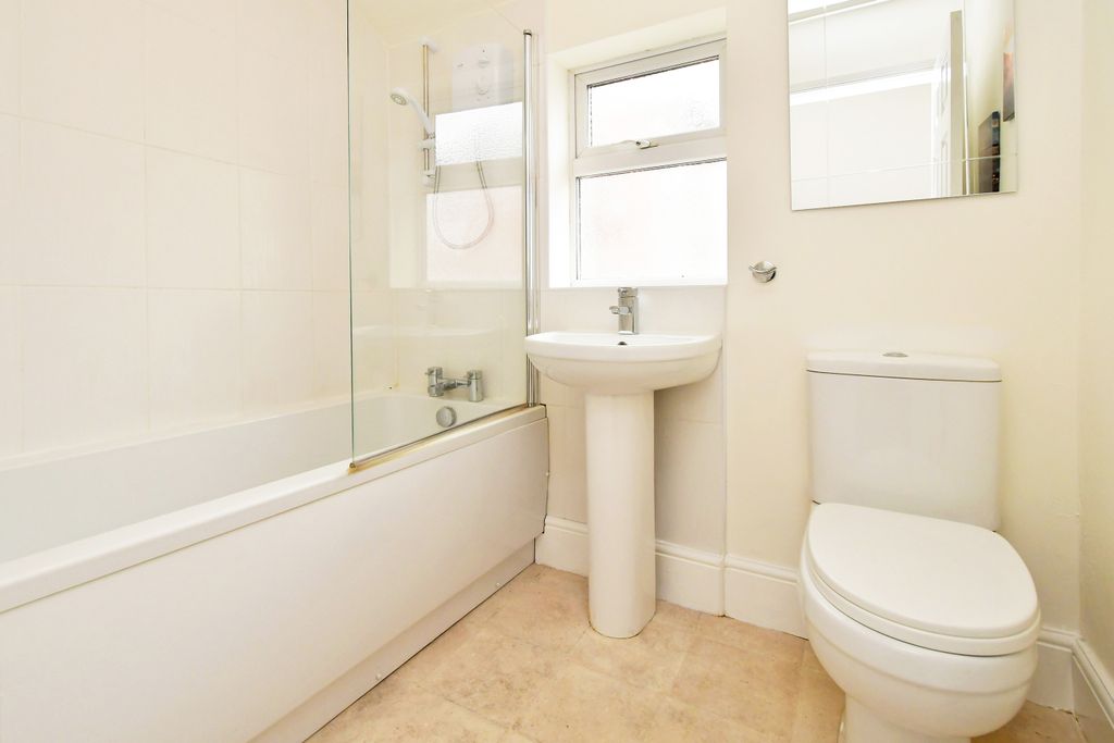 Property photo 3 of 18 Bathroom