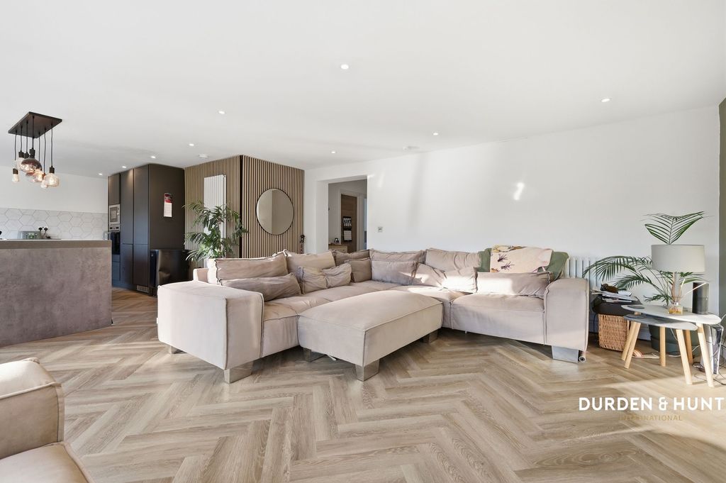 Property photo 2 of 25