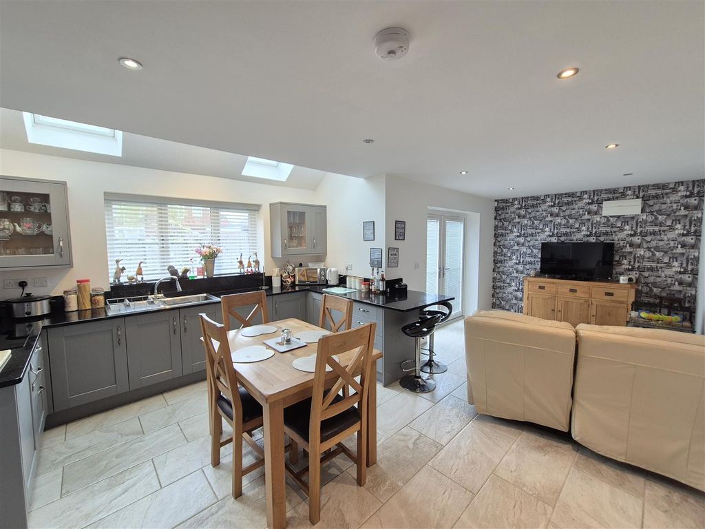 Property photo 2 of 24 Kitchen/Diner