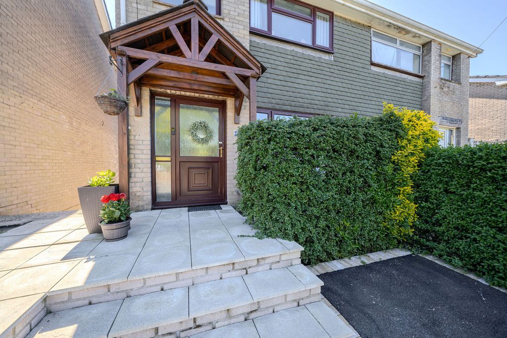 Property photo 2 of 39