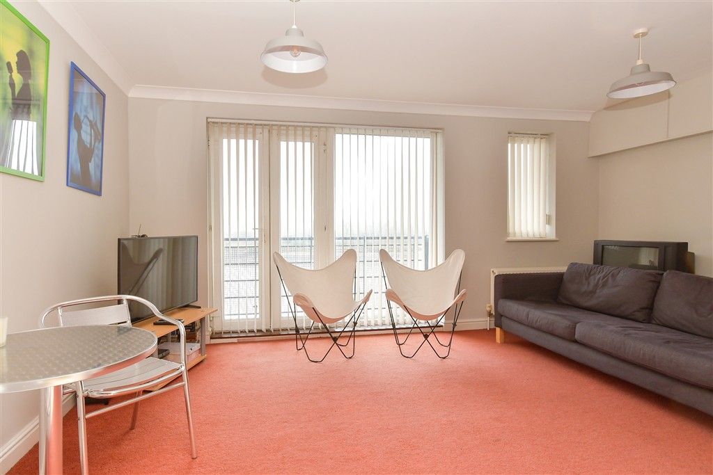 Property photo 3 of 7 Lounge