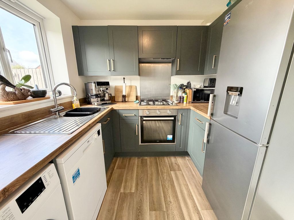 Property photo 3 of 17 Kitchen