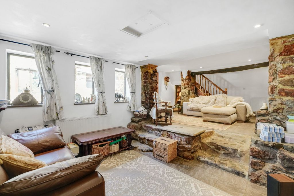 Property photo 3 of 44