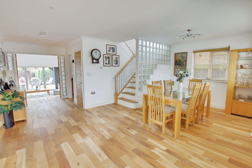 Property photo 3 of 27