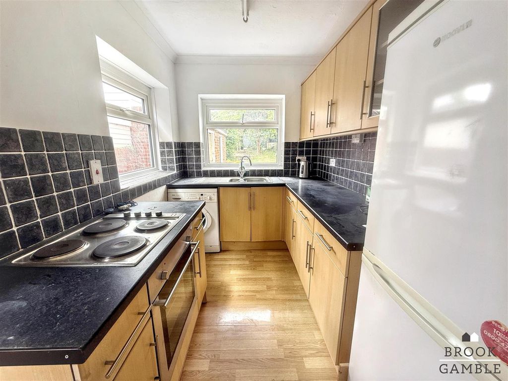 Property photo 3 of 10 01323 438506