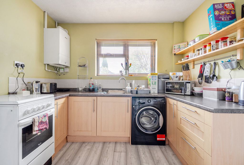 Property photo 3 of 13 1372274-6-690236E...