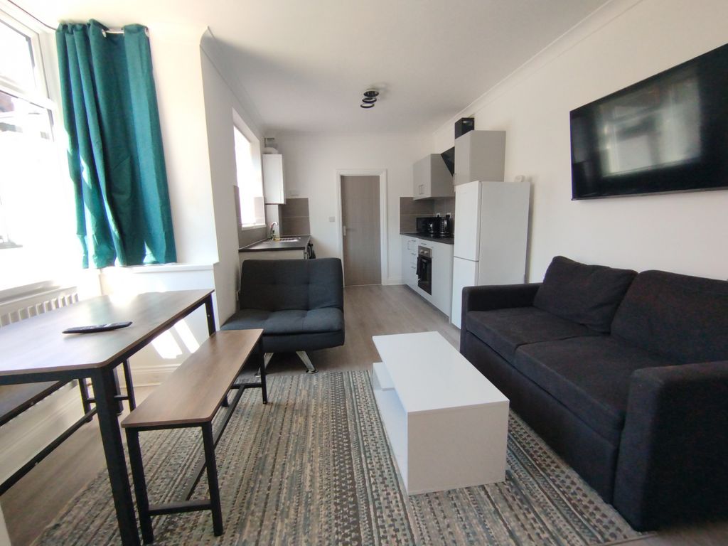 Property photo 1 of 8 2 Bed Ground Floor Maisonette To Rent