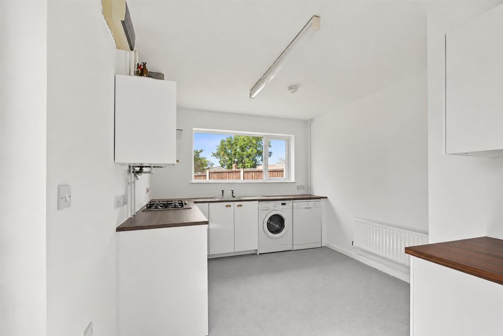 Property photo 3 of 11 Kitchen