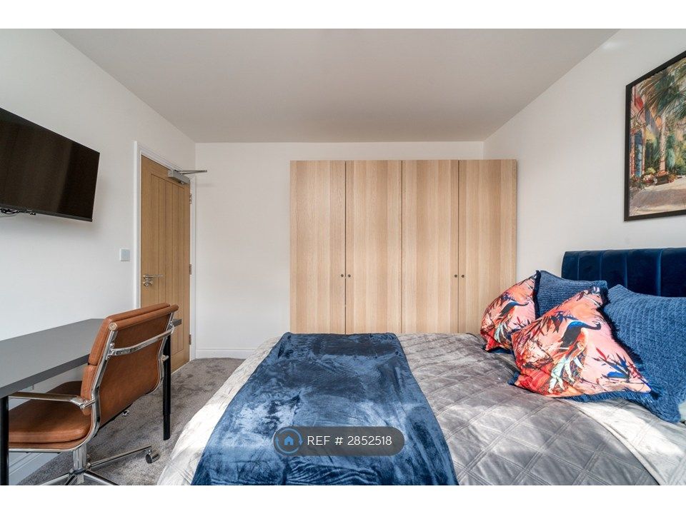 Property photo 3 of 11 Room 5, First Floor With Ensuite (£1225)