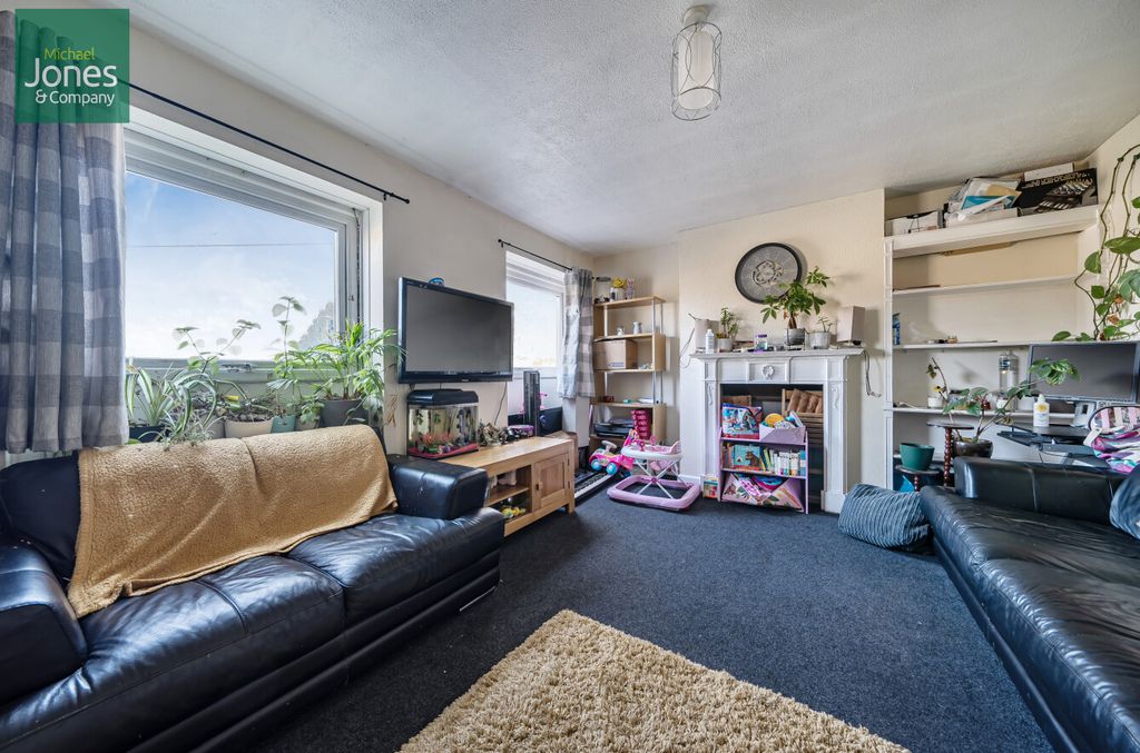 Property photo 3 of 8 Lounge