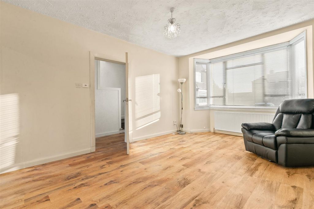 Property photo 3 of 28 Eastcroft-6.Jpg