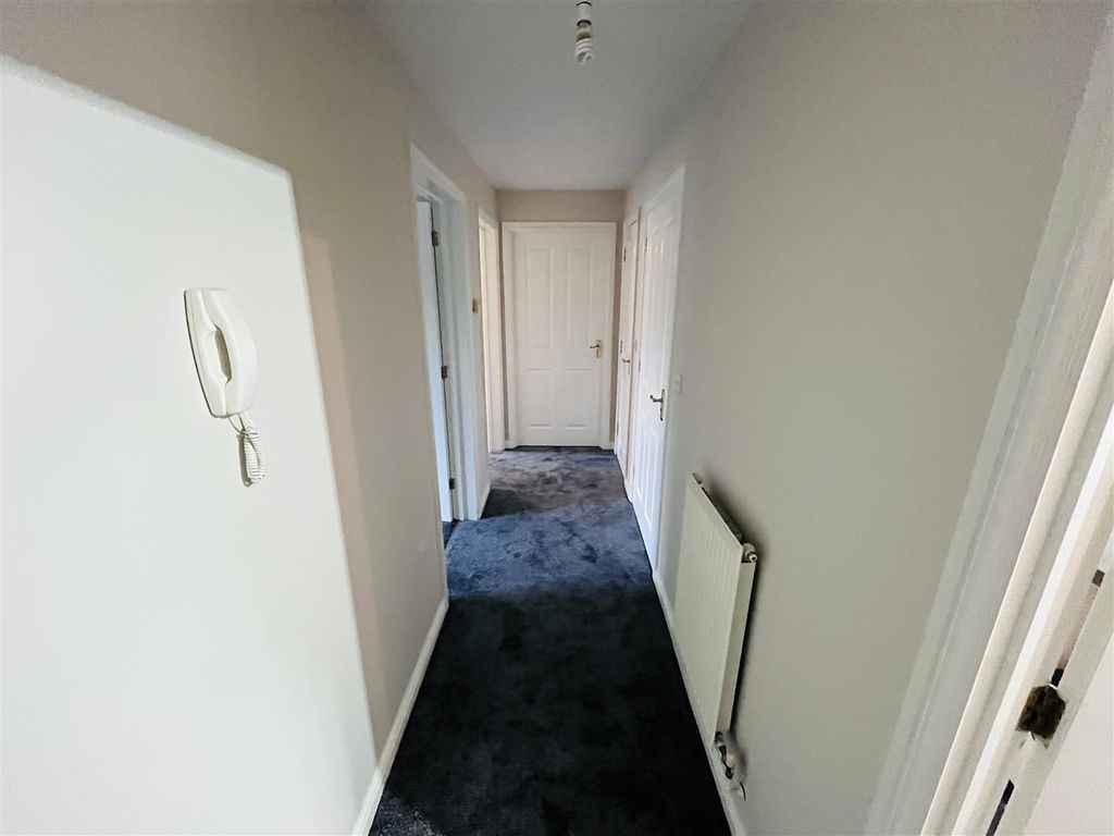 Property photo 2 of 13 Hallway